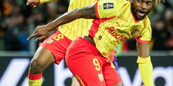 法甲神剧本！朗斯3-1逆转登顶，巴黎又得当追兵